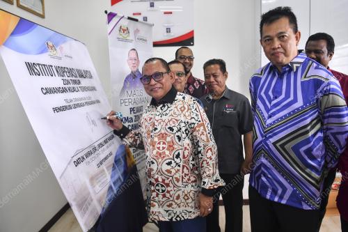 DATUK ROSLI MAT HASSAN
