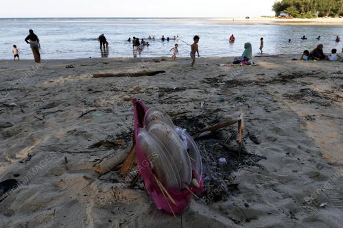 TR09_23062018_PANTAI_SAMPAH