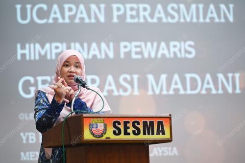 FADHLINA SIDEK