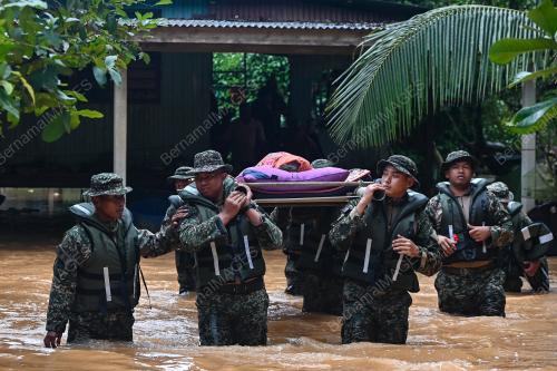 USUNG JENAZAH DALAM BANJIR