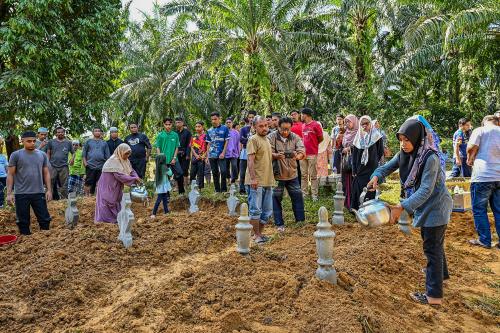 KEBUMI EMPAT JENAZAH