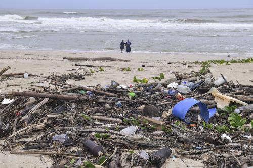 SAMPAH TERDAMPAI DI PANTAI BATU BUROK