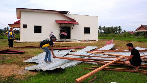 RUMAH ROSAK AKIBAT RIBUT