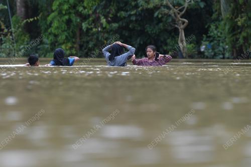 HUJAN LEBAT BERTERUSAN