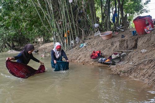 MEMBASUH PAKAIAN SELEPAS BANJIR