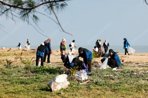 BERSIH PANTAI MONSUN TERENGGANU