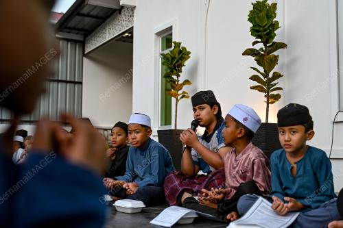 BERBUKA PUASA KANAK-KANAK KAMPUNG