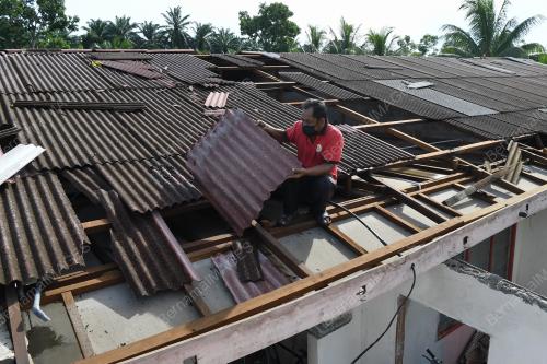 RUMAH ROSAK AKIBAT RIBUT