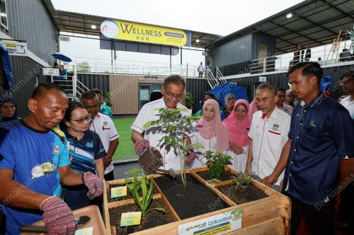 DATUK SERI DR DZULKEFLY AHMAD