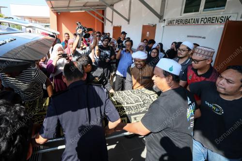 TIGA PENUNTUT UiTM MAUT