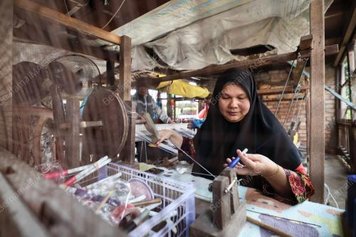 TENUN SONGKET DENGAN 'MATA HATI'