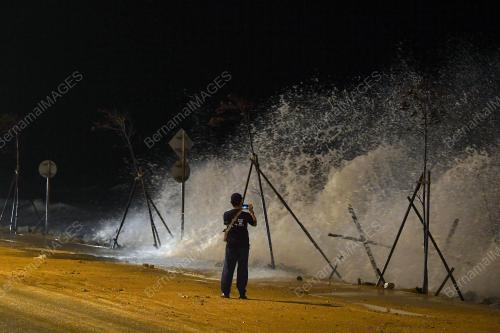 OMBAK DI PANTAI SEBERANG TAKIR