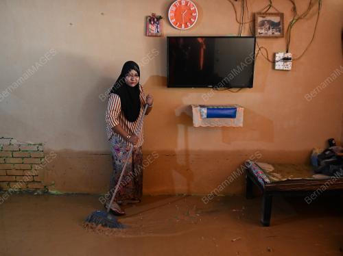PEMBERSIHAN RUMAH MANGSA BANJIR