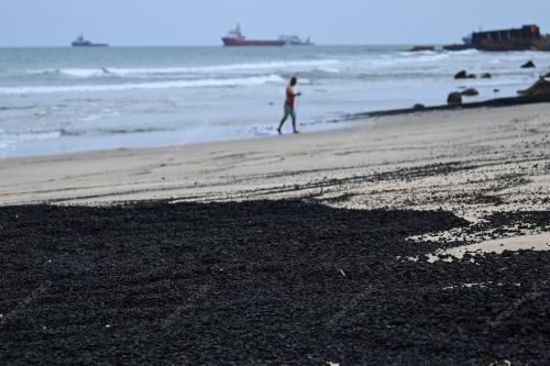 TUMPAHAN MINYAK DI PANTAI TEKONG KELONG