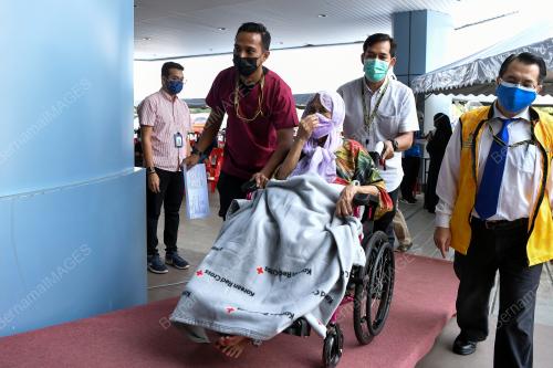 NENEK 102 TAHUN TERIMA VAKSIN