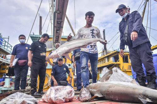 BOT PUKAT TUNDA DITAHAN