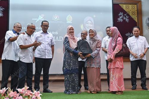 FADHLINA SIDEK