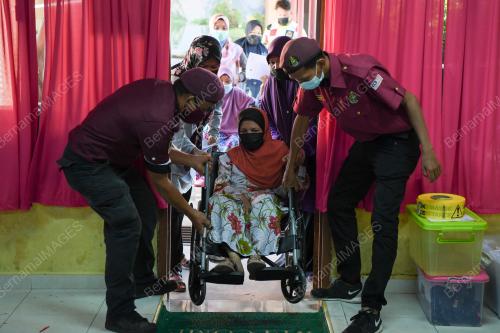 JEJAK VAKSIN COVID-19 UniSZA