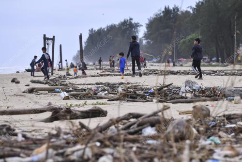SAMPAH TERDAMPAI DI PANTAI BATU BUROK