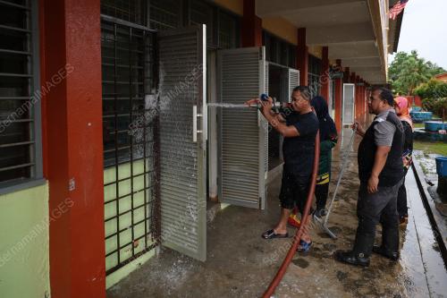 BERSIH SEKOLAH BANJIR