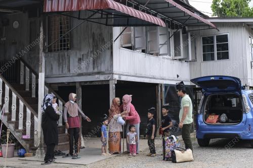 KETIBAAN ANAK PERANTAU DI KAMPUNG