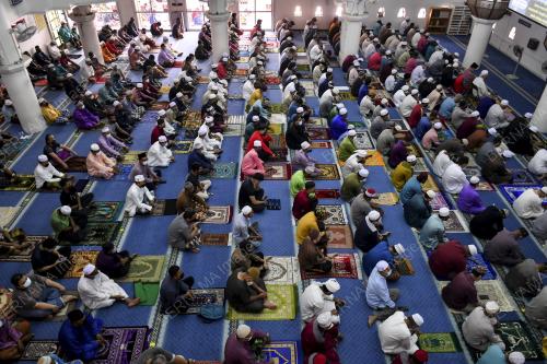 SOLAT JUMAAT TANPA JARAK FIZIKAL