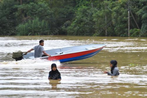 HUJAN LEBAT BERTERUSAN