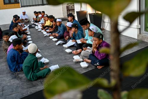 BERBUKA PUASA KANAK-KANAK KAMPUNG