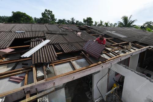 RUMAH ROSAK AKIBAT RIBUT