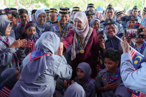 FADHLINA SIDEK