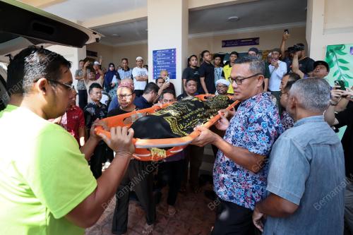 TIGA PENUNTUT UiTM MAUT