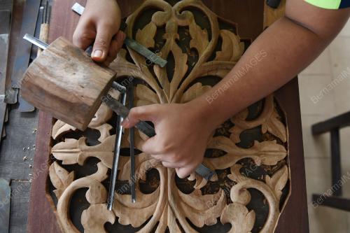 TEKNIK MEWARNA PADA UKIRAN KAYU