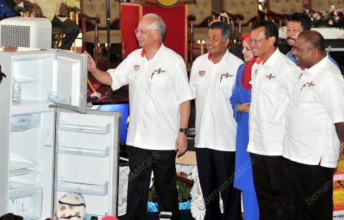 TR11_12012014_BANTUAN_BANJIR