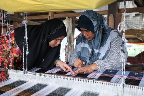 TENUN SONGKET DENGAN 'MATA HATI'
