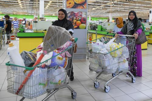 ORANG RAMAI BELI BARANGAN KEPERLUAN HARIAN