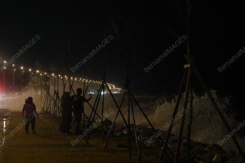 OMBAK DI PANTAI SEBERANG TAKIR