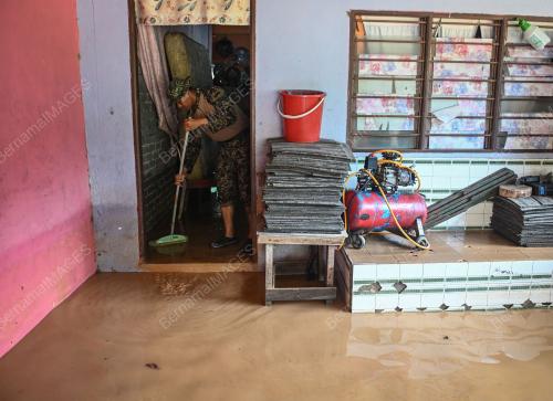 PEMBERSIHAN RUMAH MANGSA BANJIR
