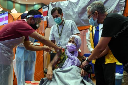 NENEK 102 TAHUN TERIMA VAKSIN