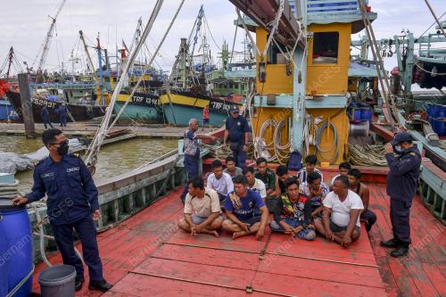 BOT PUKAT TUNDA DITAHAN