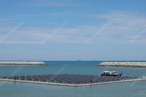 SOLAR TERAPUNG
