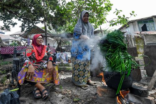 ANYAMAN DAUN MRNGKUANG