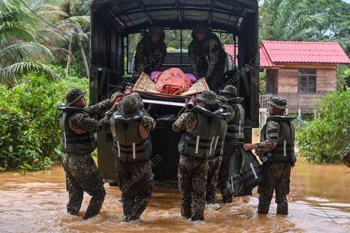 USUNG JENAZAH DALAM BANJIR
