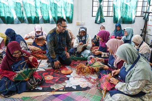 KOMUNITI KRAF ANYAMAN DAUN SAL