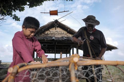 PEMBUAT BUBU IKAN KIJAL