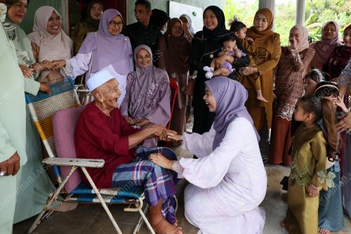 WARGA EMAS SAMBUT AIDILFITRI