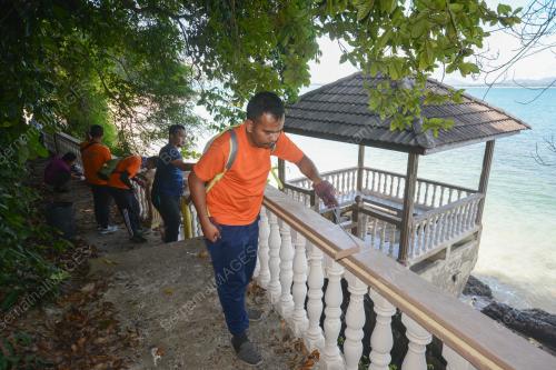 BERSIH SAMPAH DI PULAU KAPAS