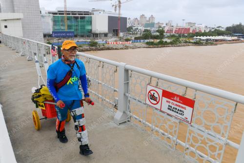 PENGEMBARA DENGAN BERJALAN KAKI BAGI MENGUMPUL DANA UNTUK KIDS
