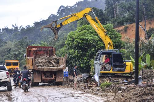 TIMBUNAN KAYU HANYUT
