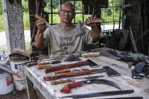 TUKANG PISAU