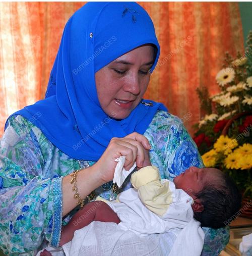 TENGKU AZIZAH AMINAH MAIMUNAH ISKANDAR
